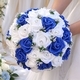 Ramo nupcial de rosas azul real y blanco con detalles de pedrería plateada