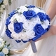 Ramo nupcial de rosas azul real y blanco con detalles de pedrería plateada