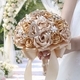 Bouquet de mariée en forme de cœur avec strass et perles et ruban