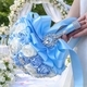 Ramo de rosas artificiales de cinta azul claro con mariposa de pedrería y perlas