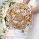 Brautbouquet aus Bandrosen mit Perlen- und Diamantanhänger