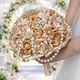 Brautbouquet aus Bandrosen mit Perlen- und Diamantanhänger