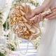 Brautbouquet aus Bandrosen mit Perlen- und Diamantanhänger