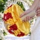 Handgefertigtes Brautbouquet aus Satinbandrosen mit Strasssteinen