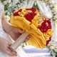 Handgefertigtes Brautbouquet aus Satinbandrosen mit Strasssteinen