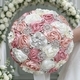 Ramo de novia de rosas de satén artesanal con detalles de diamante y perla