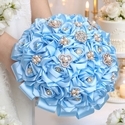 Ramo de novia de rosa de cinta azul claro con perlas y rhinestones
