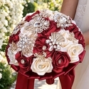 Ramo de novia de rosa de satén hecho a mano con rhinestones dorados