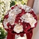 Ramo de novia de rosa de satén hecho a mano con rhinestones dorados