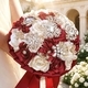 Ramo de novia de rosa de satén hecho a mano con rhinestones dorados