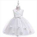Vestido de fiesta de princesa con adornos florales y perlas