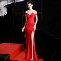 Robe de bal à épaules dénudées, fente devant et volants en cascade