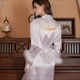 Satin-Bademantel für Braut mit Federbesatz für Hochzeit und Make-up Kimono