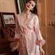 Satin-Bademantel für Braut mit Federbesatz für Hochzeit und Make-up Kimono