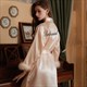 Satin-Bademantel für Braut mit Federbesatz für Hochzeit und Make-up Kimono