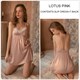 Französisches romantisches Seiden-Satin-Nachthemd mit Träger und Feder und Bademantel-Sleepwear